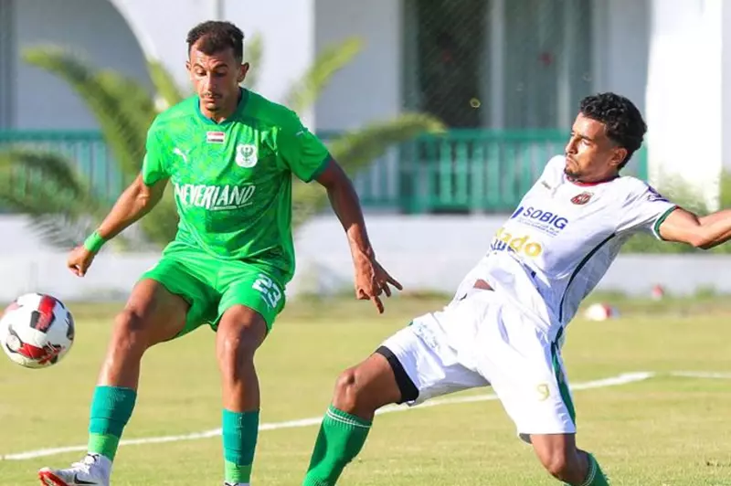 عمر الساعي لاعب المصري خلال مواجهة هلال الرياض